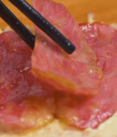 放上火腿、芝士片、生菜，再放一片土司。
