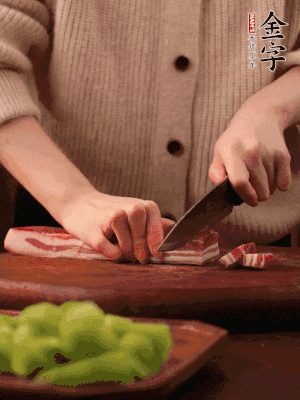 凯发k8国际首页淡咸肉切片，冷水入锅，加姜片、料酒略焯水。同步，五花肉切块焯水。