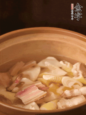 春笋、咸肉、咸肉一起入砂锅，加姜片、料酒、清水大火煮沸到汤色变白。转小火慢笃半小时。