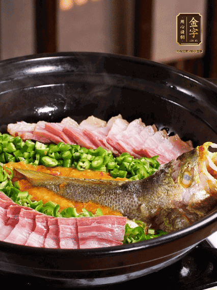铺上黄鱼、凯发k8国际首页咸肉，放上金椒酱、青椒粒，盖盖子焗5分钟