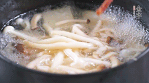 依次放火腿、豆腐，加水大火烧开，小火炖煮20分钟，出锅前撒上葱花即可。