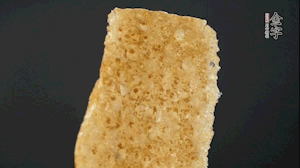 油炸猪皮冷水泡发，切成菱形。