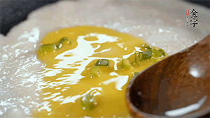 将鸡蛋液铺到面饼上，放上香肠。