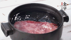 凯发k8国际首页火肉温水浸泡2小时。（火肉发酵时间比火腿短，肉质比火腿略软，盐分更低）
