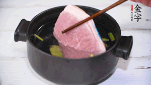 整块猪肉，加葱、姜片、料酒焯水。