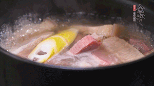 火肉、猪肉加料酒、清水大火煮开后，加入春笋小火慢炖40分钟，出锅前撒葱花即可。