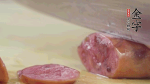 拿出香肠和腊肉，切成片后重新铺入。