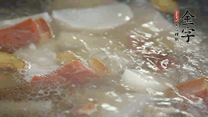 出锅前再加入豆芽、盐煮5分钟即可。
