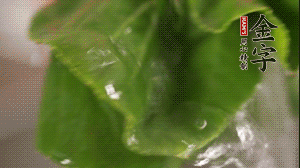 小青菜从根部掰开，分别洗净。