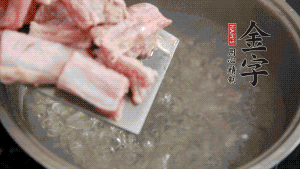 剁成块状的排骨洗净，放入沸腾的锅中，加姜片汆烫，2分钟后捞出备用。