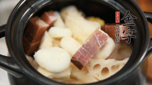加水没过食材，加料酒大火煮沸后，再小火炖煮1小时。（如果没有砂锅小火炖煮，用电饭煲的煮汤功能、高压锅也是可以的。）