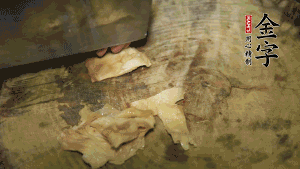 加适量温水淹没食材，大火炖至水沸后再小火慢炖1小时，出锅前10分钟加枸杞。（焯过水后的猪蹄不应再用凉水，用温水炖煮更容易软烂。也可以用高压锅或者有煲汤功能的电饭煲，省时又便于入味。）