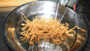 虫草花用凉水浸泡10分钟，干香菇温水泡发至软去蒂备用。莲子、红枣也可一同清洗干净。