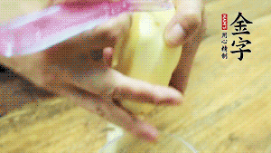 将食材洗净，茄子、土豆切滚刀块。