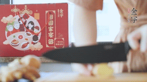 将处理好的老鸭放入冷水锅中，丢入姜片，冷水煮沸去腥。