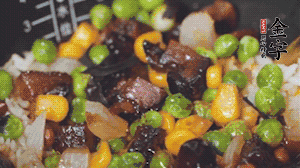 出锅前加蚝油、生抽调味，撒点熟白芝麻即可。