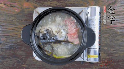 放豆腐、海鲜菇继续中小火煮5分钟。