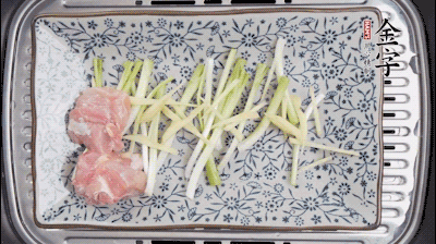 葱白段、姜丝垫底，依次铺上鸡块小香菇、黄花菜、木耳、火腿片。