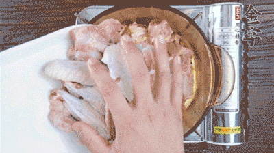 加料酒、葱姜焯水2分钟，清洗备用。