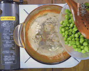 豌豆粒焯水30秒，过凉水。