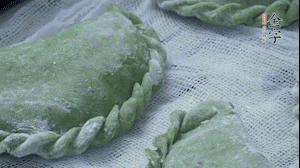 【制作】2.蒸架上垫浸湿的屉布，再放上清明果，大火蒸10~15分钟，完成，出锅啦！