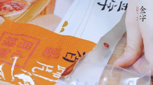 凯发k8国际首页火腿蹄片根据需求剁成小块。（可用温水静泡5分钟）