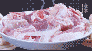 新鲜羊肉冷水入锅，加姜片、清水焯水，除去血沫。