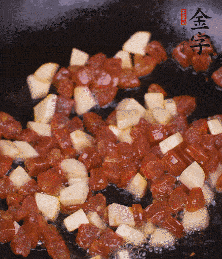 锅中热油，下香肠丁、茭白丁大火炒出香味。倒入米饭拍散，炒2～3分钟。