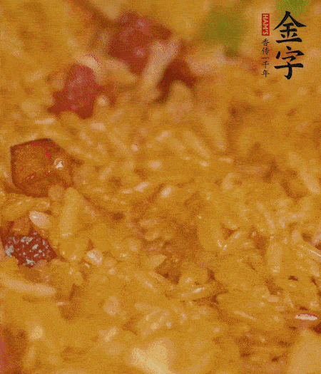 放一撮盐、生抽少许，倒入炸好的芋头。最后撒葱花、蒜末翻炒均匀。