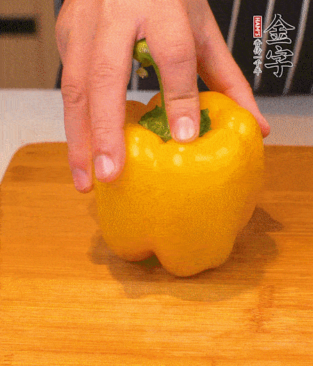 干花菇提前泡发，胡萝卜、青椒、黄椒和花菇切丁，小红椒切圈，小葱切末。
