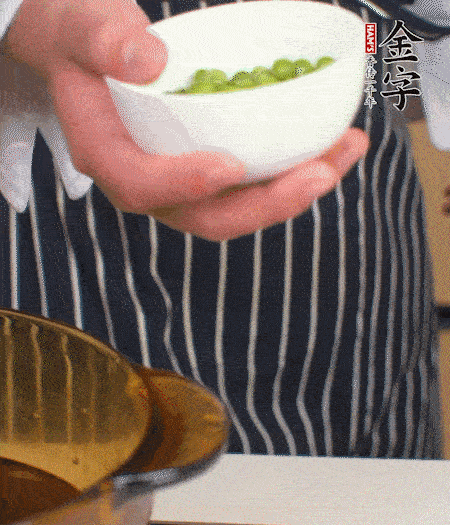 胡萝卜、豌豆和干花菇焯水。