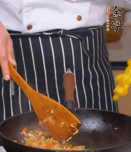 加咖喱块、少许盐、白糖调味，炒至咖喱块融化后，倒米饭，翻炒至每粒米饭都包裹上咖喱，再放黄椒、青椒粒，出锅前加菠萝粒和小葱翻拌均匀。