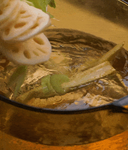 把玉米笋（对半切开）、西芹（切斜片）、莲藕（切片），放入开水锅内，加点少许盐、油，汆烫2分钟。