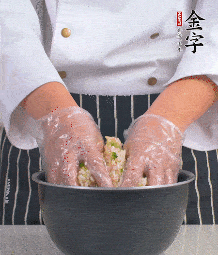 米饭中放西兰花碎、咸肉丁，加少许黑胡椒、十来滴橄榄油拌匀。