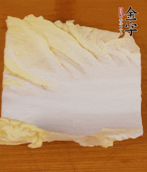 一片白菜一片淡火腿交替叠起，叠个两三层放进锅内，直到塞满锅。
