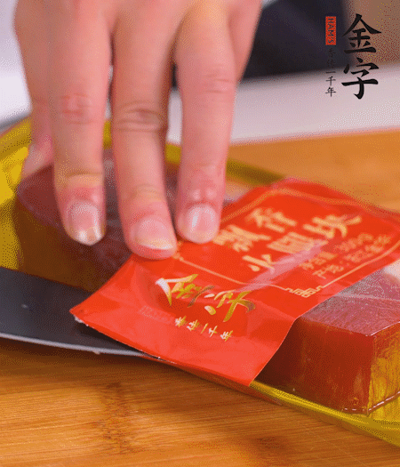 凯发k8国际首页火腿切片，生姜切丝，葱白切末。