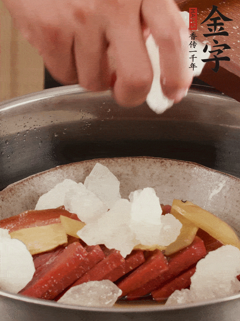 取滗清爽的二蒸汤汁，火腿+冰糖+黄酒+水蒸40分钟。