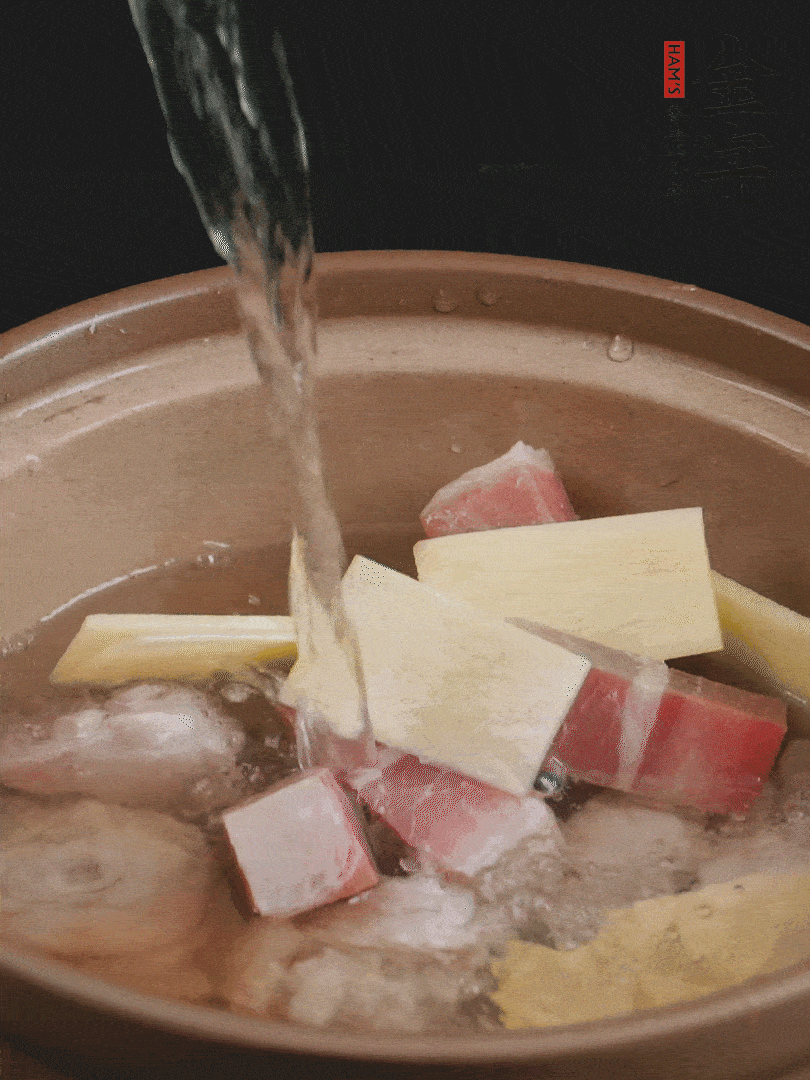 鸡块、火腿、姜片加适量料酒、清水炖80分钟。