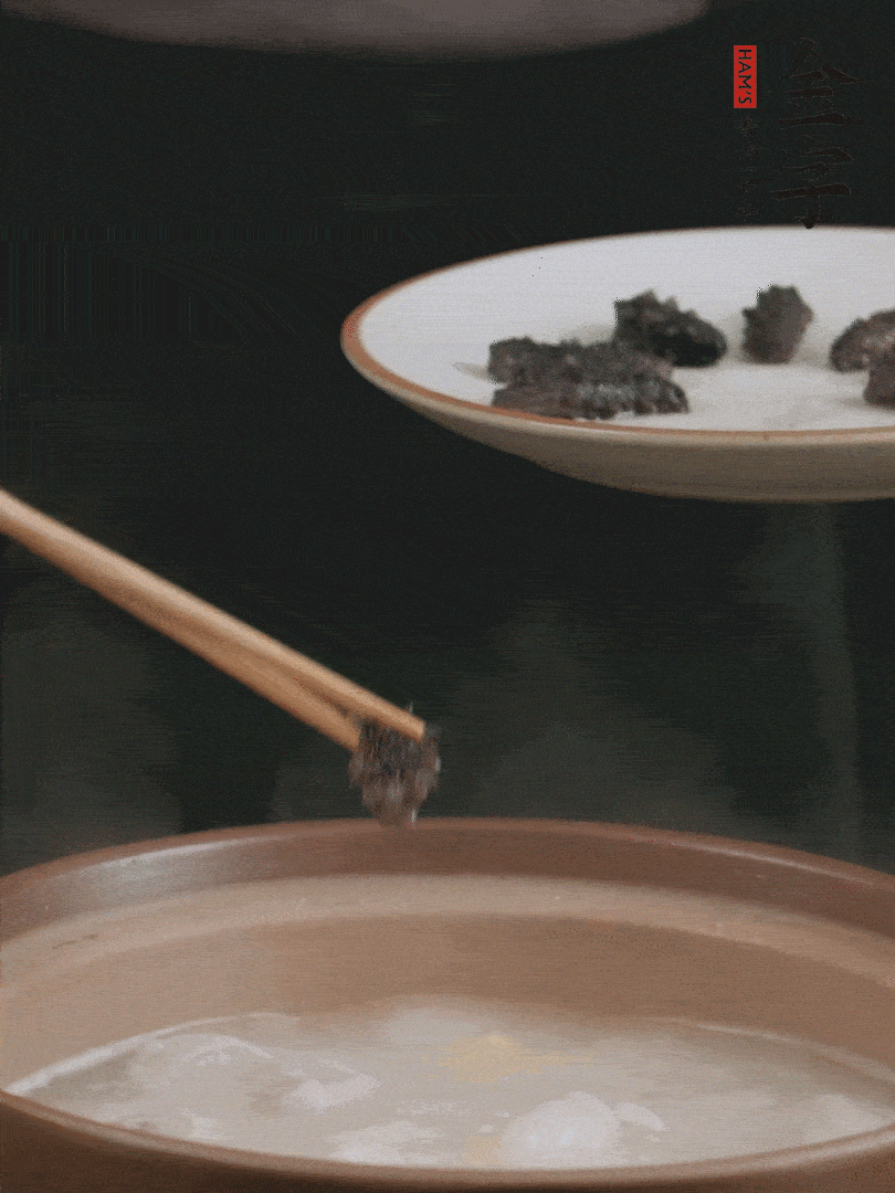 期间鸡汤炖到80分钟时，加小海参再炖10分钟。