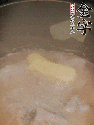 排骨洗净，加生姜、黄酒焯水，温水洗净备用。