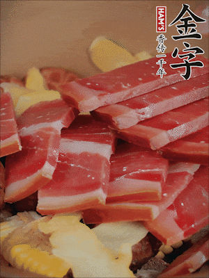 除鲍鱼外的所有材料放进锅里，加清水、姜、黄酒，大火烧开，转小火煲90分钟。