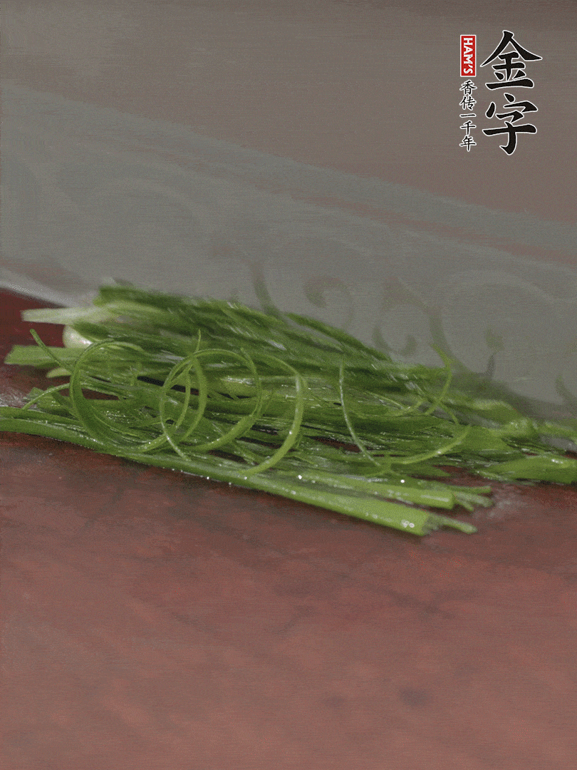 生姜切薄片，红椒切细丝，小葱葱绿切细丝，泡入冰水中保持新鲜。