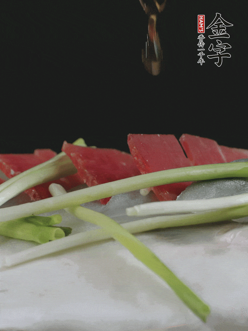 葱白置于鱼身，放适量豌豆，淋上花雕酒。
