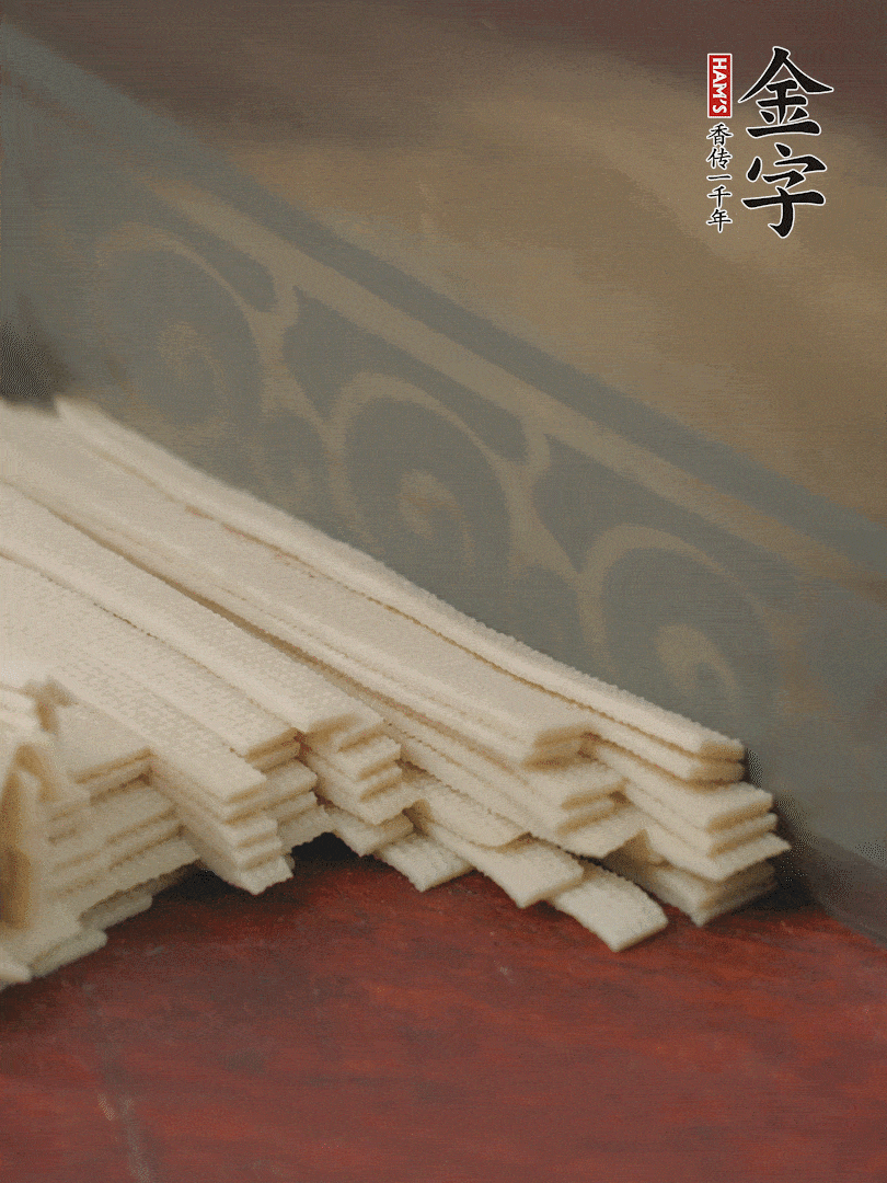 炖火腿期间，千张切细丝，白萝卜去皮切细丝，蒜叶切细丁。