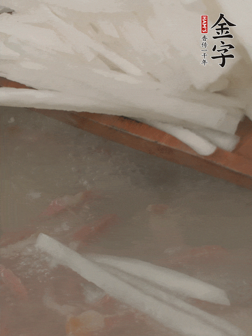 放萝卜丝，炖5分钟。
