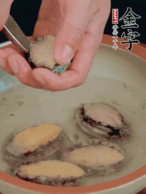 鲍鱼加盐、清水浸泡，用勺子挖出鲍鱼肉。