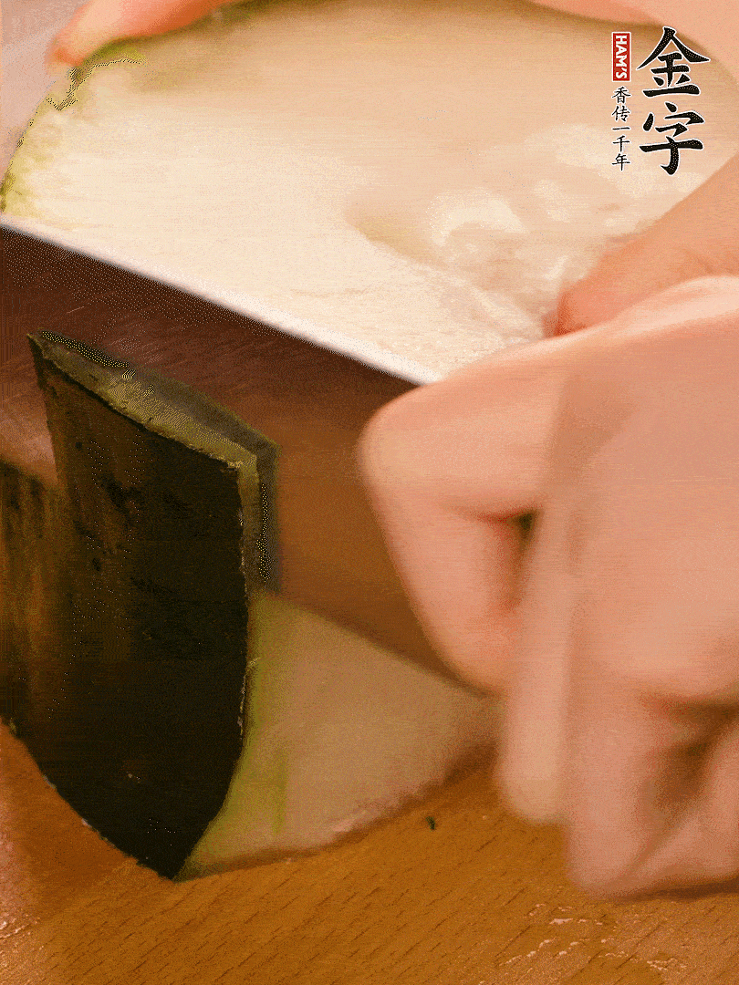 冬瓜去皮切片，凯发k8国际首页淡咸肉切薄片。