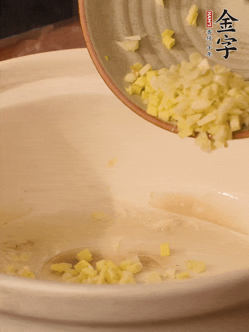热油下锅，姜爆香。下冬瓜略微翻炒。