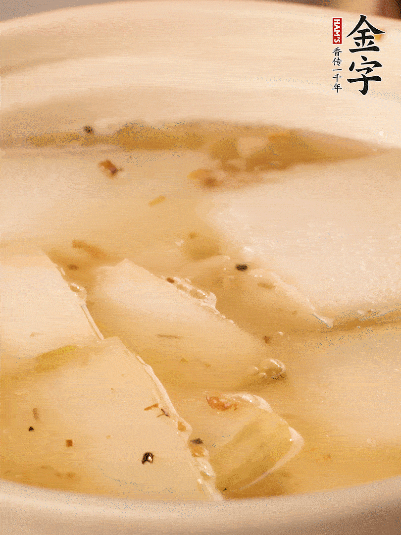 加入适量清水，再放咸肉，淋点黄酒添味。
