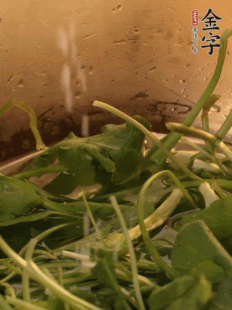 荠菜去掉根部，加小苏打、盐热水沸腾烫软。